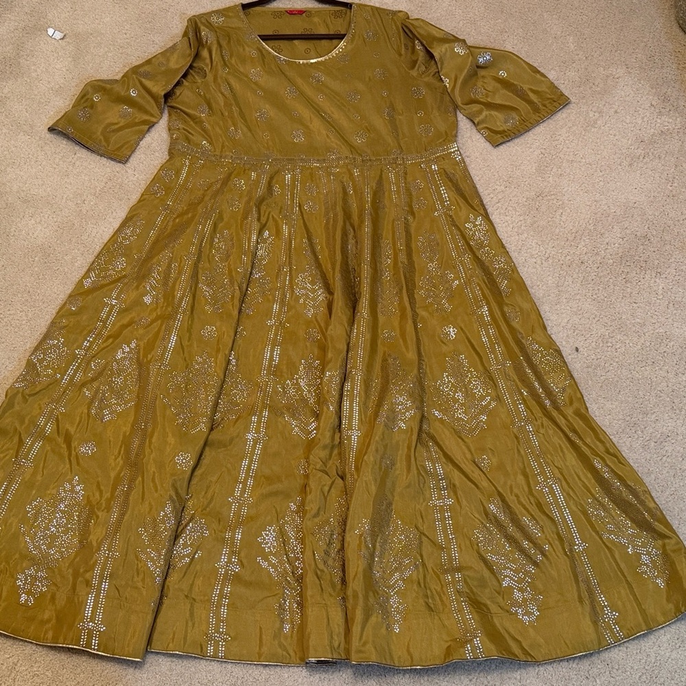 NWOT Gorgeous gold studded makaish Women's gown/kurta